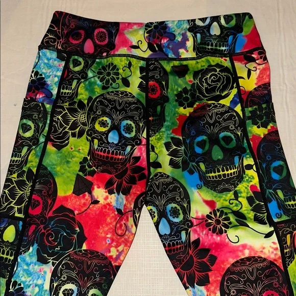 CVG *NWOT* Women's Skull Tie Dye Capri Leggings - Picture 5 of 11
